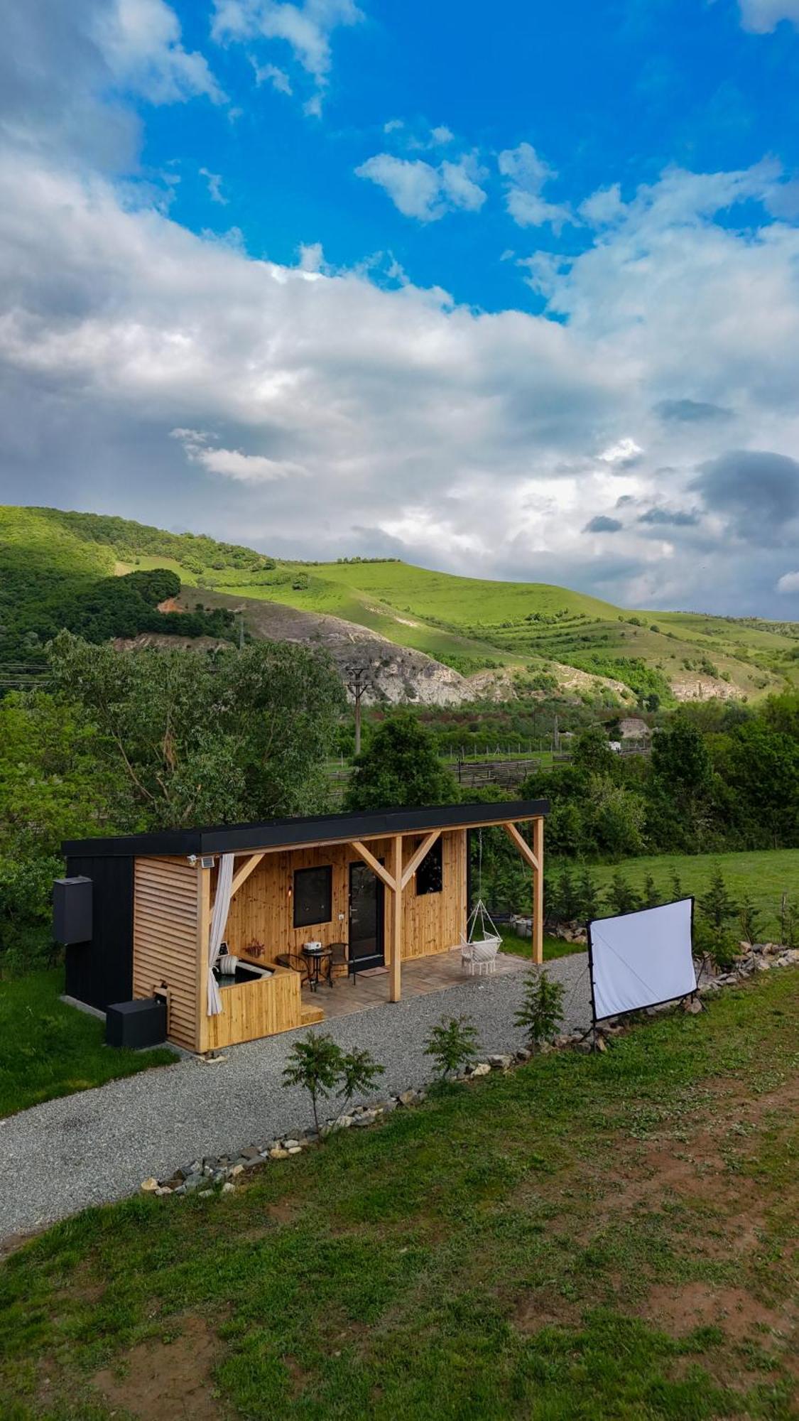 Kubiq Transalpina Villa Petresti Екстериор снимка